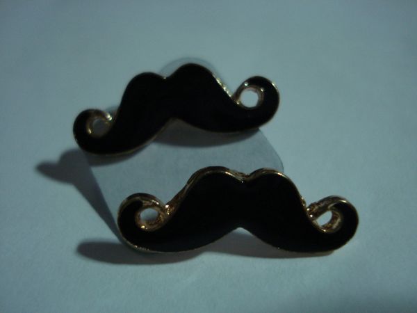 Brinco Bigode Dourado